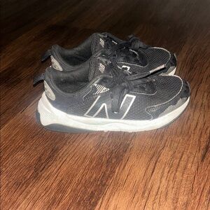 New Balance Kid's DynaSoft 545 running shoes in black and white size 12